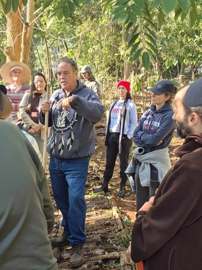 Professor Marcelo Sambiase falando para uma turma numerosa na agrofloresta