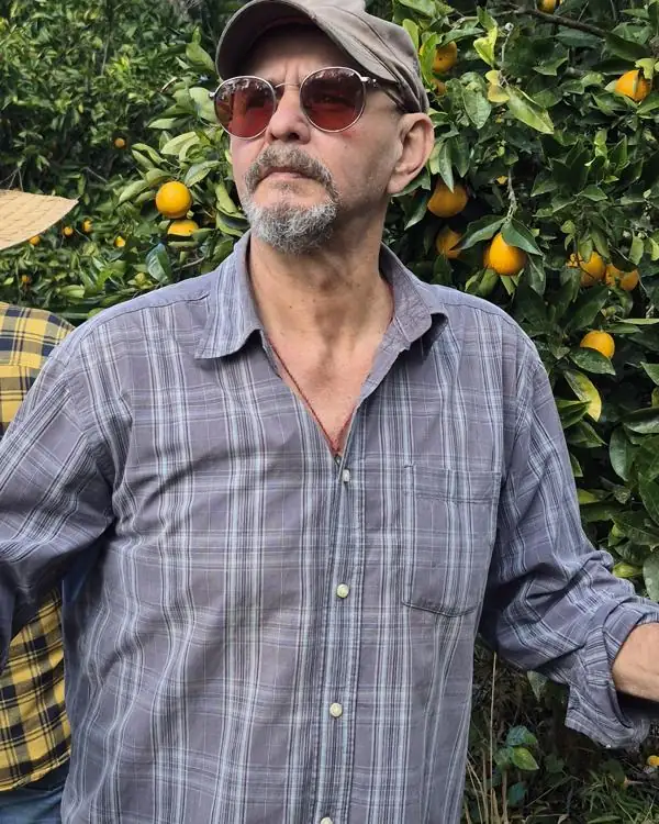 Professor Ramiro Ojeda no pomar de laranjas do Sítio Araucária